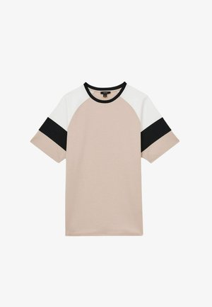 Trumpas rankovėmis marškinėliai pagaminti iš medvilnės, su smėlio spalvos kūnu, baltais ir juodais peties intarpais bei juodu įrubu prie kaklo.