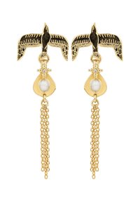 Boucles d'oreilles en or présentant un design d'oiseau avec des détails complexes. Chaque boucle d'oreille a un accent en forme de goutte et des pampilles en chaîne, ajoutant du mouvement.