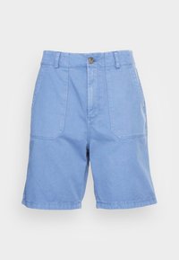 Shorts in cotone blu chiaro con chiusura frontale a bottoni, passanti per cintura, due ampie tasche a pattina sul davanti e orlo dritto.