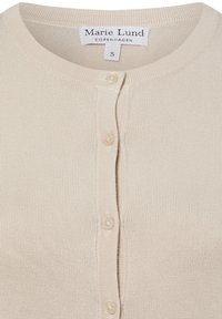 Beige Strickjacke mit geripptem Muster, rundem Ausschnitt und sechs Knöpfen. Das Etikett trägt die Aufschrift "Marie Lund, Kopenhagen", Größe S.