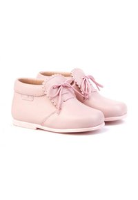 Botines rosas de cuero con borde festoneado, puntera redonda y cordones a juego. Textura lisa y suela plana.