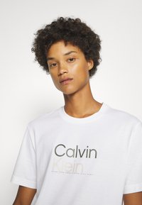 Calvin Klein LOGO - Μπλουζάκι με στάμπα - bright white