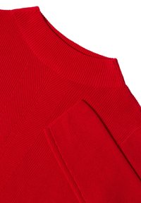 Czerwony sweter robiony na drutach z ribbowanym okrągłym dekoltem, teksturowanymi detalami i gładkim wykończeniem. Materiał ma miękką, równą fakturę.