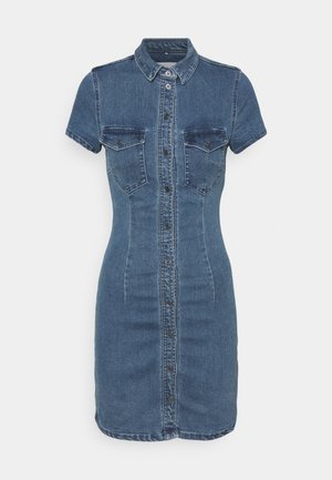 Korte mouw, getailleerde blauwe denim jurk met een knoopsluiting aan de voorkant, borstzakken met klep en kraag.