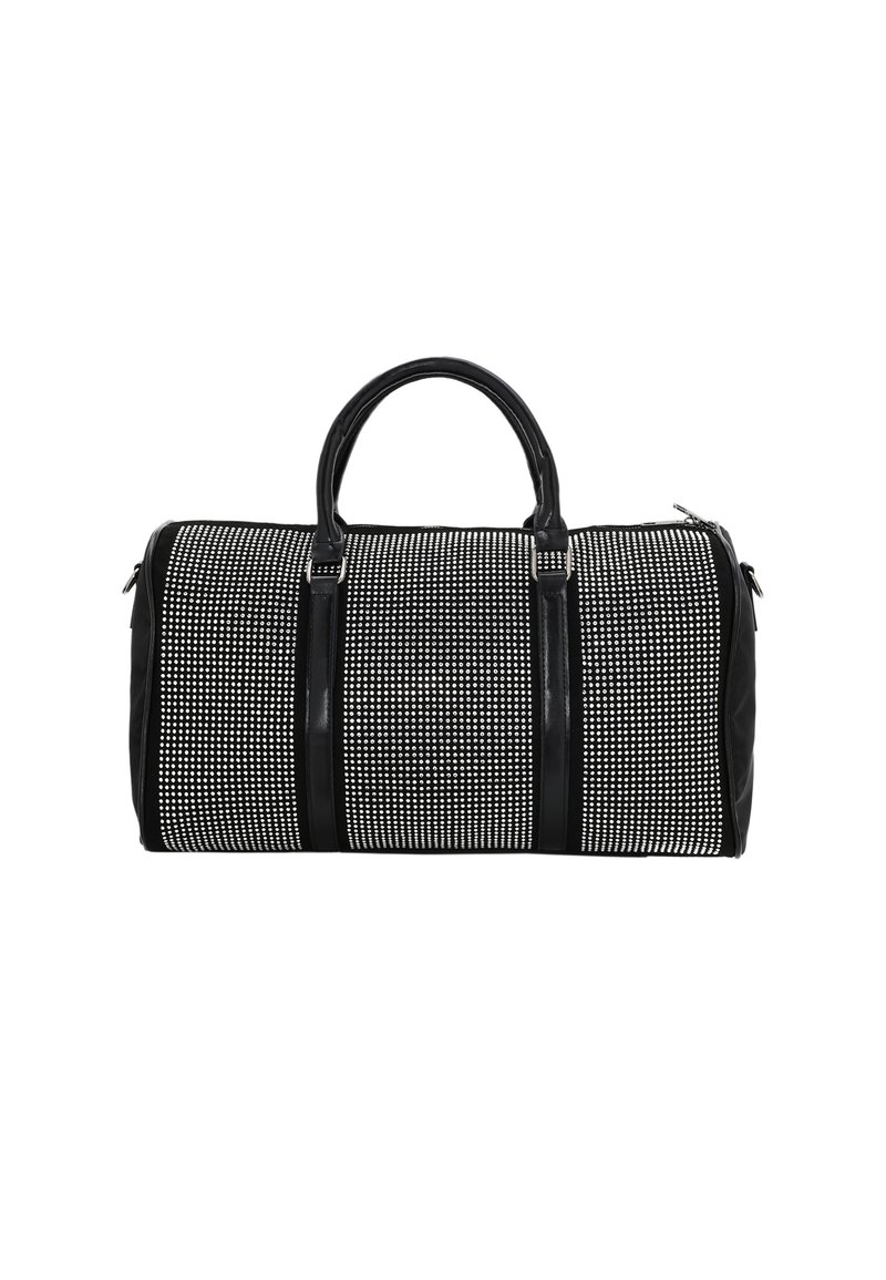 Borsa duffel bianca e nera con un motivo testurizzato di piccole borchie, dettagli in ecopelle nera e doppi manici superiori. Chiusura con zip inclusa.