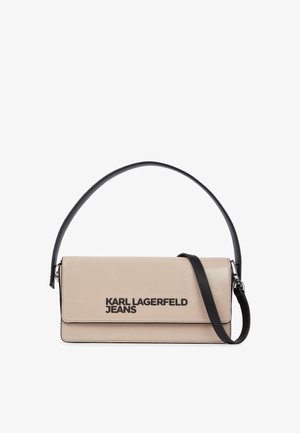 Borsa a mano in pelle verniciata beige con tracolla nera. Presenta un design pieghevole e il logo impresso "KARL LAGERFELD JEANS".