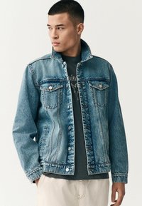 REGULAR FIT - Denimová bunda - blue