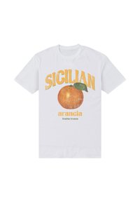 Bílé bavlněné tričko s oranžovým motivem zeleného listu, výrazným žlutým nápisem „SICILIAN“ a zeleným textem „arancia frutta fresca“.