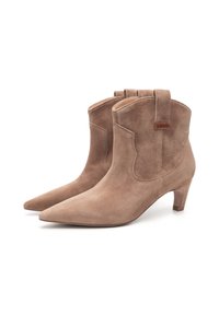 Bottines en daim marron avec des pointes effilées, un talon block de hauteur moyenne et des languettes à l'arrière. Texture lisse et design minimaliste.