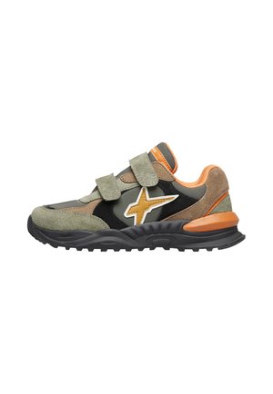 SNEAKER - Sneakers basse - grün-braun