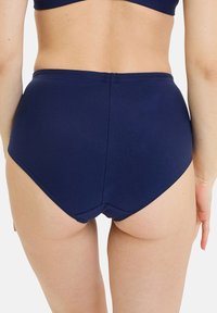 Bas de bikini taille haute bleu marine en tissu lisse, avec un design sans coutures et une coupe à couverture modérée.
