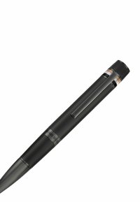 Bolígrafo de tinta líquida negro con empuñadura texturizada, forma aerodinámica, acentos plateados y logotipo grabado. Cuenta con clip y un acabado suave.