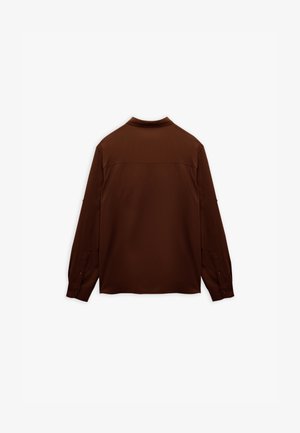 Braunes Langarmhemd aus glattem Stoff. Verfügt über einen einfachen Kragen, geknöpfte Manschetten und ein minimalistisches Design ohne sichtbare Muster.