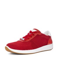 Rote gestrickte Sneaker verfügen über ein atmungsaktives Obermaterial aus Netz, weiße Akzente und eine strukturierte Gummisohle für Traktion. Das Schnürdesign rundet den Look ab.
