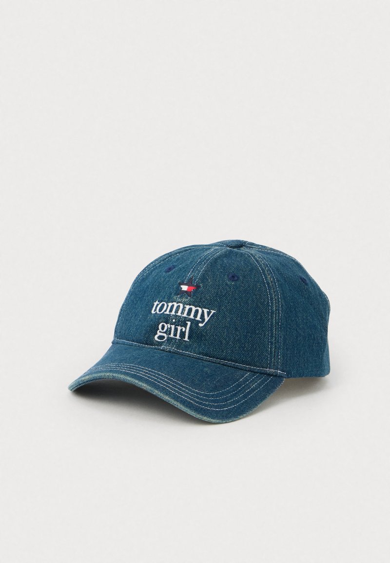 Jeansowa czapka baseballowa z białym napisem "tommy girl" oraz małym haftowanym logo w kolorach czerwonym, białym i niebieskim z przodu.
