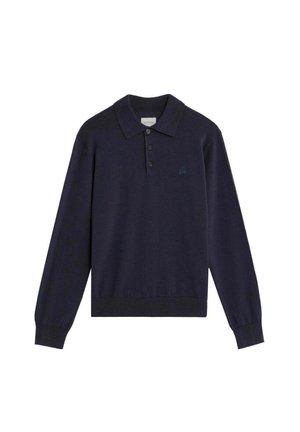 Polo de manga larga azul marino oscuro con tres botones y un sutil logo bordado en el pecho izquierdo.