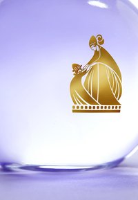 Lavendelfärgad glasvas med ett gyllene mönster av en kvinna och ett barn. Slät yta med rundad form och subtil färggradient.