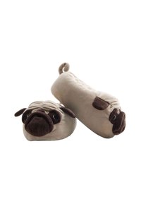 Pug-vormige sloffen van zachte, beige pluche met bruine accenten, voorzien van grote ogen en textuurdetails, inclusief een gekruld staartje.