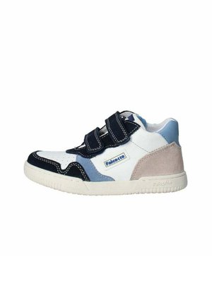 Sneaker alta con tomaia in pelle bianca e dettagli in camoscio blu navy e azzurro chiaro. Doppie chiusure in Velcro e suola in gomma testurizzata.