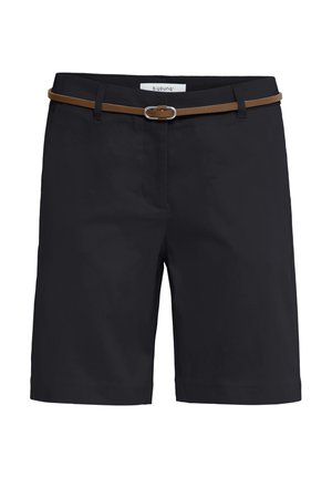 Zwarte, op maat gemaakte shorts tot op de knie met riemlussen en een dunne bruine riem met een zilveren gesp in de taille.