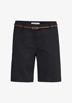 Zwarte, op maat gemaakte shorts tot op de knie met riemlussen en een dunne bruine riem met een zilveren gesp in de taille.