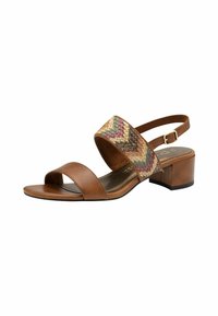 Sandale en cuir brun avec un talon bloc et un dessus tissé multicolore présentant un motif en chevron. Bride de cheville ajustable pour un bon maintien.