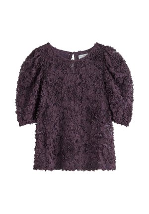 Top in pizzo floreale viola con maniche a sbuffo corte, scollatura rotonda e dettaglio a chiave sul retro. Presenta texture floreali stratificate su tutta la superficie.