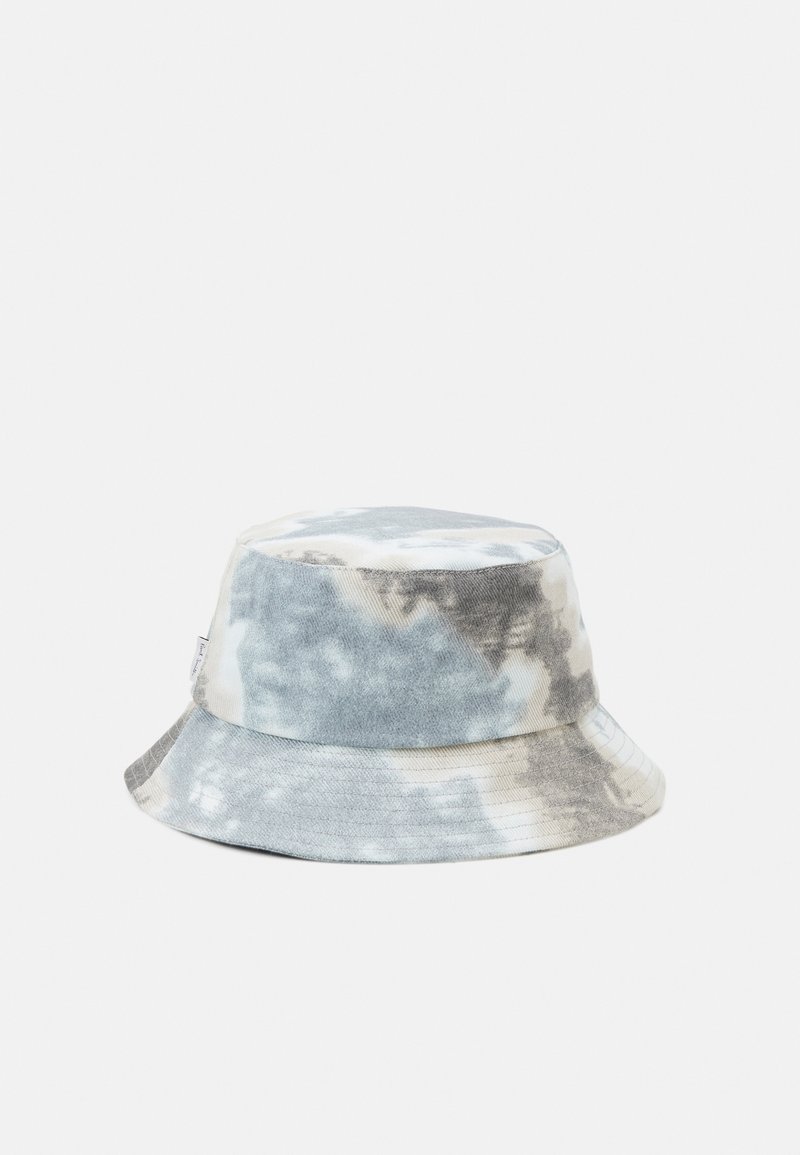 Chapeau seau en tissu tie-dye bleu clair et gris avec une petite étiquette latérale, présenté sur un fond blanc uni.