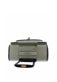 Borsa da viaggio a rotelle di colore verde chiaro, con manico nero retrattile, chiusura con zip e accessori gialli. Ha una tasca laterale e un logo.