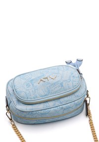 Borsa a mano azzurro chiaro con design stampato a mappa. Caratterizzata da una zip dorata e una tracolla a catena. Forma ovale con texture liscia e dettagli con logo.