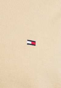 Tommy Hilfiger CREW NECK  - Camisola - clayed pebble