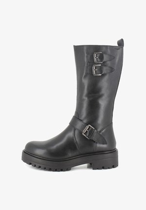 Bota alta hasta la rodilla de cuero negro con dos hebillas plateadas, detalle de correa, suela gruesa de goma y textura suave en un diseño elegante.