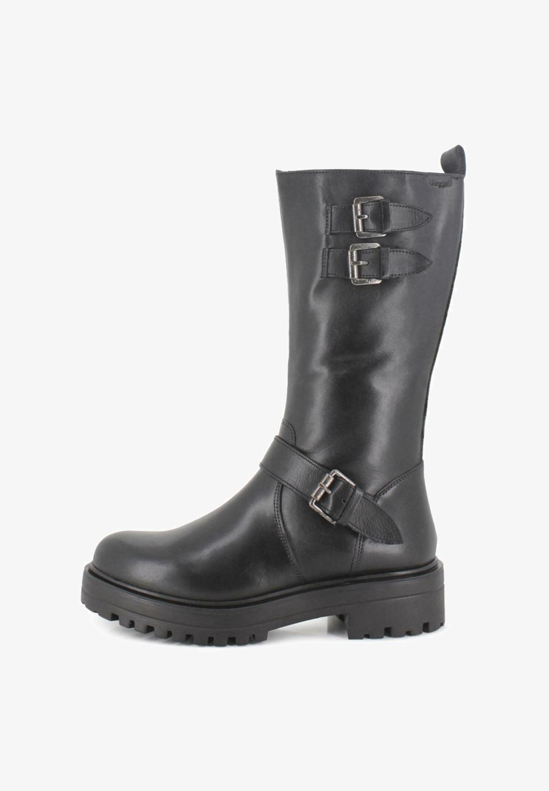 Bota alta hasta la rodilla de cuero negro con dos hebillas plateadas, detalle de correa, suela gruesa de goma y textura suave en un diseño elegante.