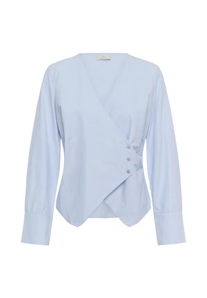 Világoskék, hosszú ujjú blúz átfedéses kialakítással, három oldalt gombbal és széles mandzsettákkal, fehér háttér előtt bemutatva.