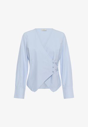 Világoskék, hosszú ujjú blúz átfedéses kialakítással, három oldalt gombbal és széles mandzsettákkal, fehér háttér előtt bemutatva.