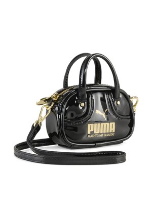 Mini bolso negro brillante con cremallera dorada, correa desmontable y logo dorado de Puma con el texto "MACHT'S MIT QUALITÄT" en el frente.