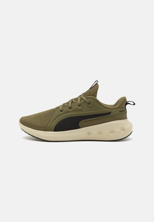 Puma SOFTRIDE CARSON UNISEX - Športni copati - olive/black/desert dust