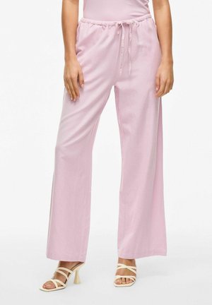 Pantalons larges rose clair avec une ceinture à cordon de serrage, fabriqués en tissu doux, avec une texture lisse et une coupe droite.