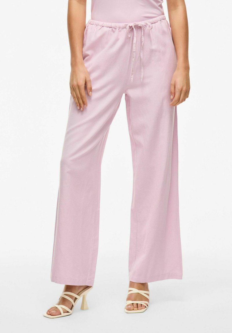 Pantalons larges rose clair avec une ceinture à cordon de serrage, fabriqués en tissu doux, avec une texture lisse et une coupe droite.