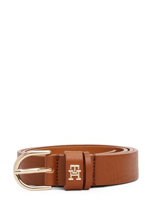 Ceinture en cuir marron avec une boucle en métal doré et un petit détail de logo doré sur la boucle de ceinture, enroulée sur fond blanc.