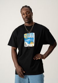 BLKVIS CALMARE TEE UNISEX - Apdrukāts T-krekls - black