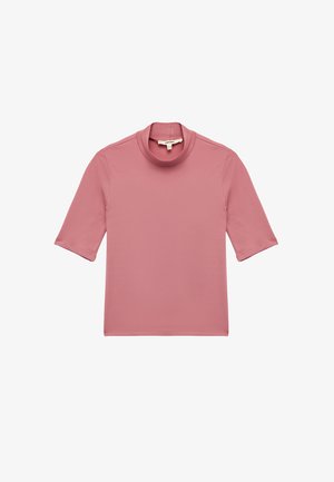 Różowa bawełniana bluzka z wysokim dekoltem, krótkimi rękawami i gładką fakturą. Charakteryzuje się luźnym krojem i prostym designem, bez wzorów.