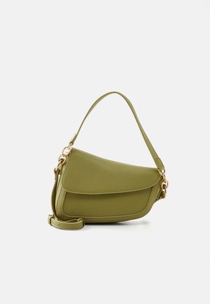 Bolso de hombro de cuero verde oliva con herrajes dorados, cierre de solapa y una correa desmontable y ajustable sobre fondo blanco.