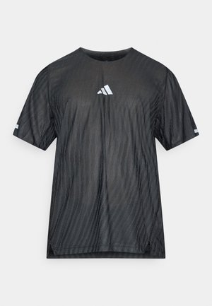 Črna športna majica s kratkimi rokavi, z teksturiranim diagonalnim vzorcem črt in belim logotipom Adidas na prsih in rokavih.