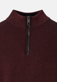 Maglione a maglia texturizzata color borgogna con collo alto a coste e una cerniera nera a tre quarti al centro davanti.