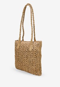 Bolso de paja trenzada con dos asas texturizadas, forma rectangular y color beige natural. Presenta patrones tejidos en toda su superficie.