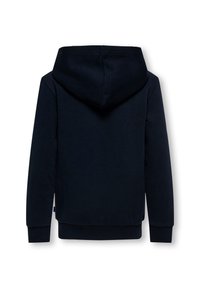 Marineblå hættetrøje lavet af blødt stof. Har en kængurulomme, ribbede manchetter og et neutralt design uden mønstre eller logoer.