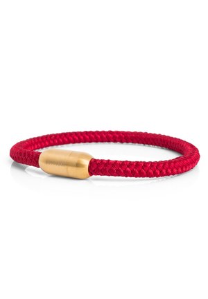 Rotes geflochtenes Armband mit einem glatten goldfarbenen Metallverschluss, flach auf einer weißen Oberfläche liegend.