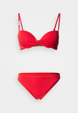 Rotes Bikini-Set mit geformtem Oberteil mit Drehdetail und verstellbaren Trägern, kombiniert mit passenden Hüftslips. Glatte Textur.