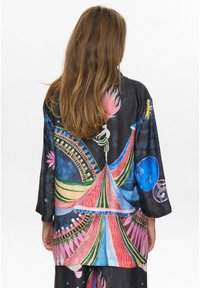 Šarena kimono s širokim rukavima, koja sadrži živopisne uzorke u ružičastoj, zelenoj, plavoj i zlatnoj boji na tamnoj pozadini.